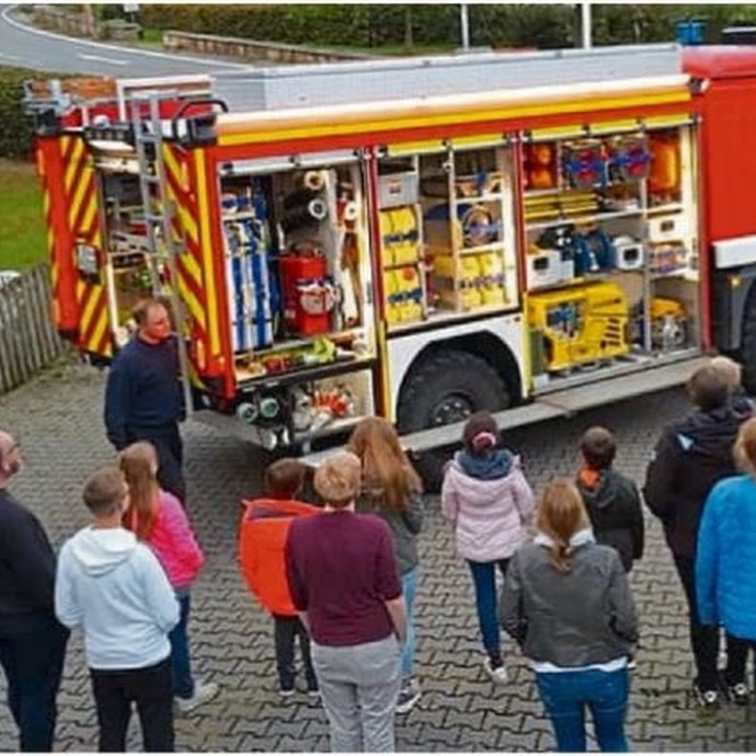 Der Feuerwehrlöschzug war zu Gast in der Wohngruppe Tecklenburg (vergrößerte Bildansicht wird geöffnet)